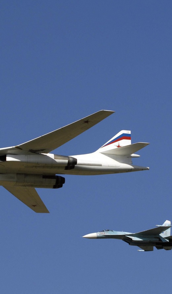 Истребители сопровождают военный самолет ТУ-160