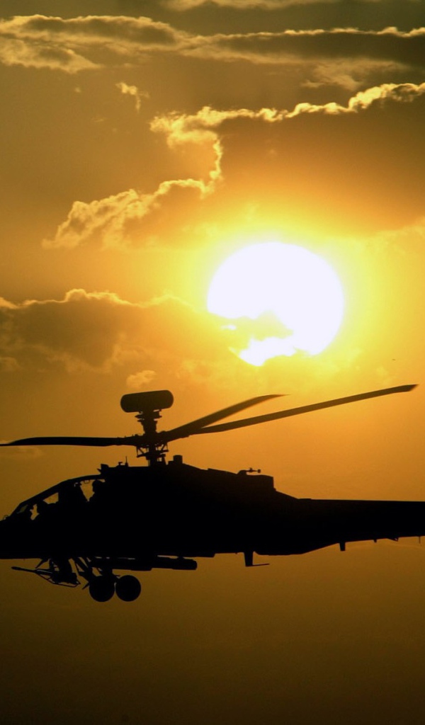 Вертолет AH-64 Apache на фоне солнца