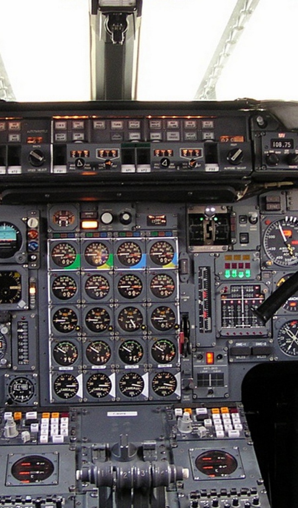 Приборы в кабине современного самолета