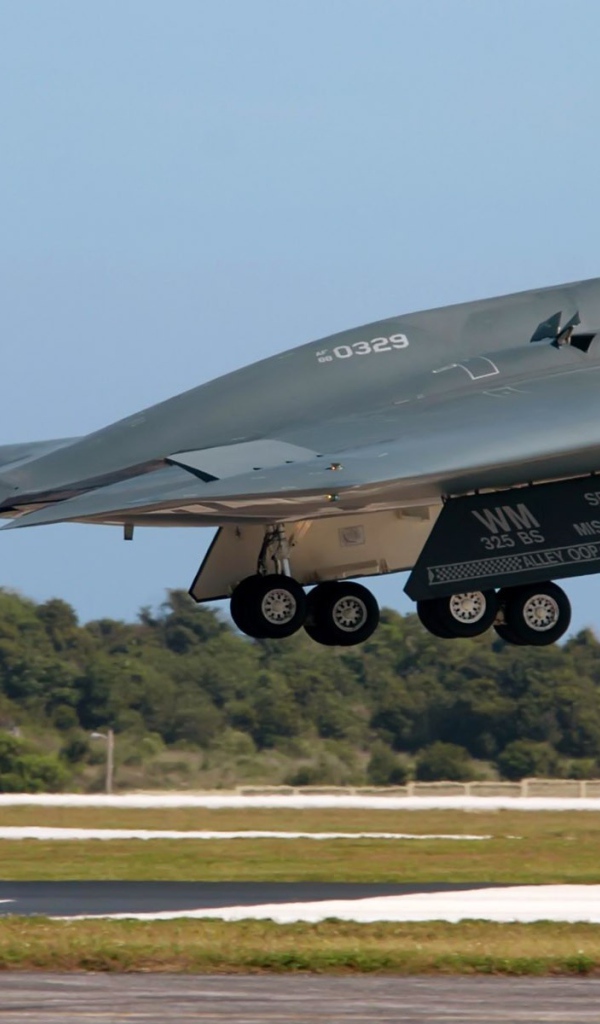 Самолет невидимка B-2 Spirit на взлете