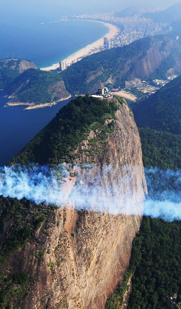 Легкий самолет пролетает над городом