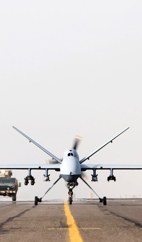 Легкий беспилотный дрон на взлетной полосе