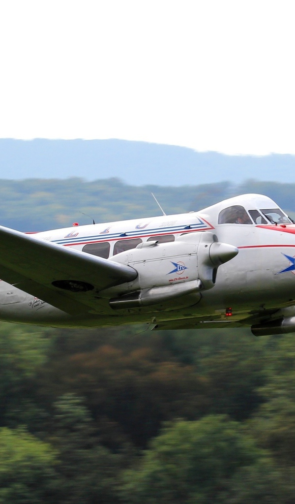 Легкий самолет над джунглями