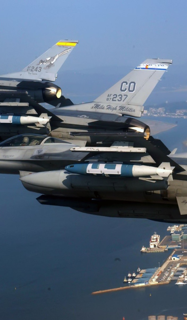 Звено F-15 Eagle выполняет синхронный поворот