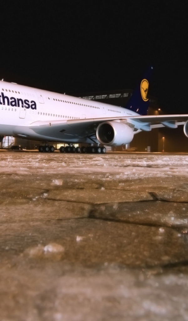 Самолет Люфтганза стоит в аэропорту