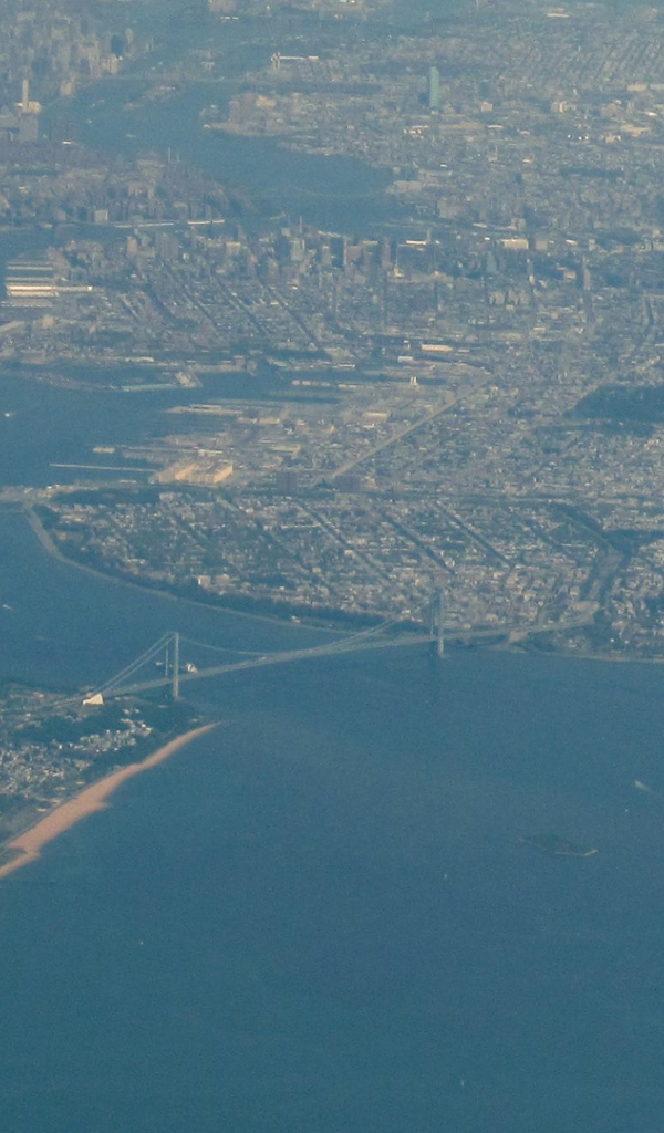 Мегаполис под крыльями пассажирского самолета