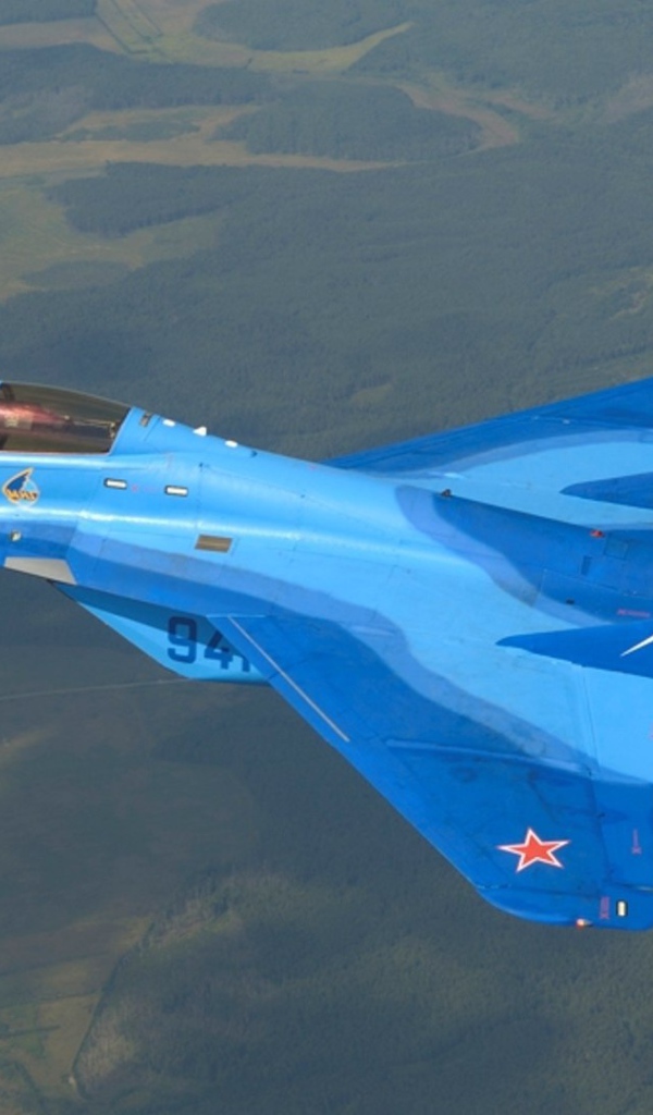 Истребитель МиГ-29К голубого цвета