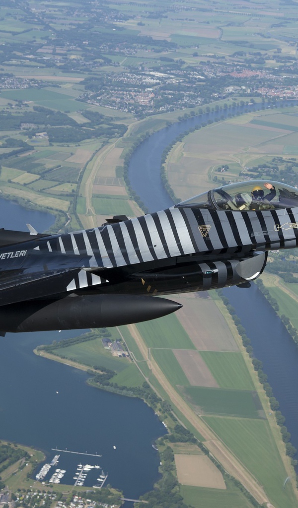 Военный самолет F-16 в небе Турции