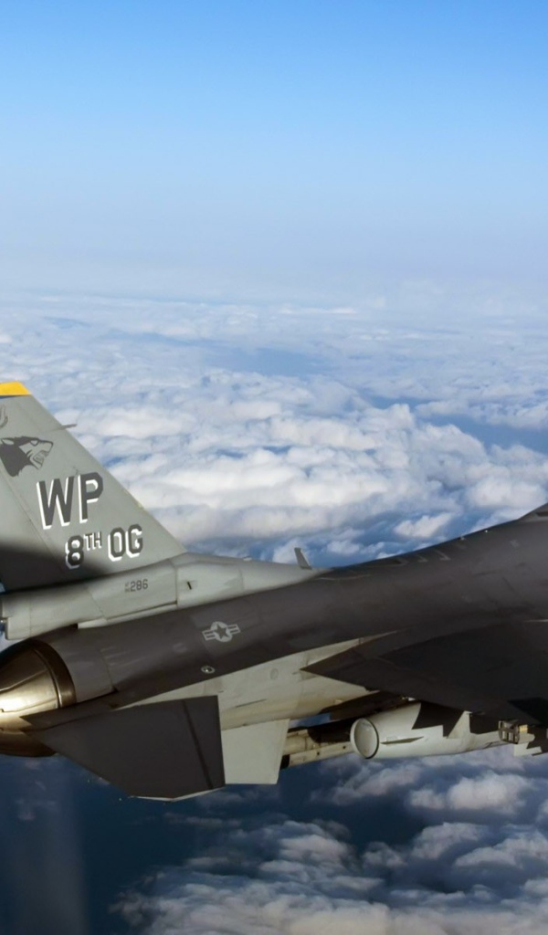 Военный самолет F-16 над облаками