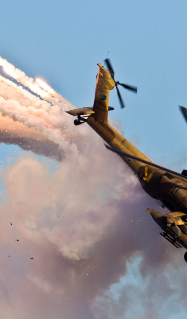 Военный вертолет AH-64 Apache на учениях