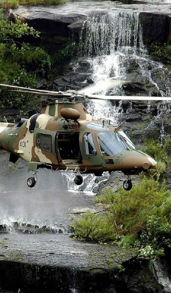Военный вертолет над водопадом