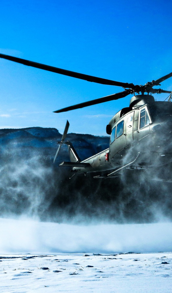 Военный вертолет садится на снег в Норвегии