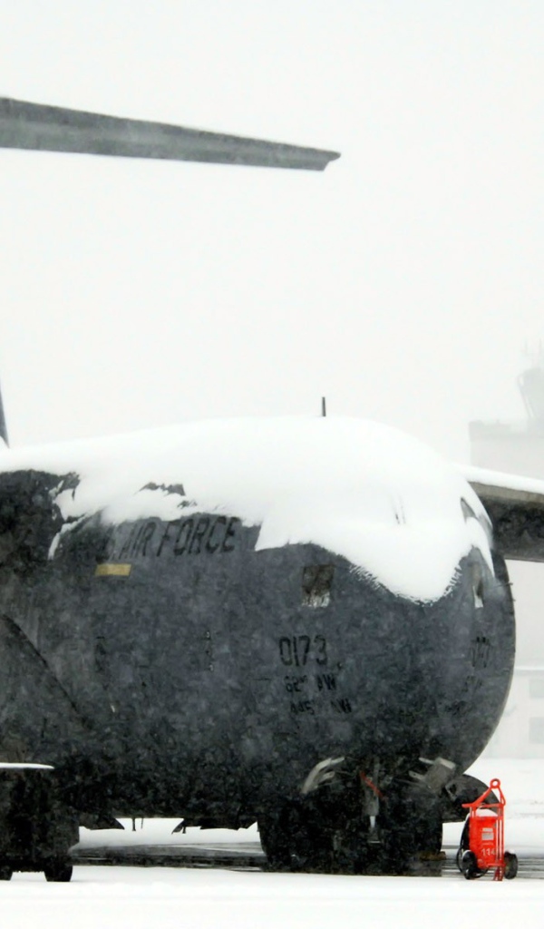 Военно транспортный самолет C-17 Globmaster замело снегом