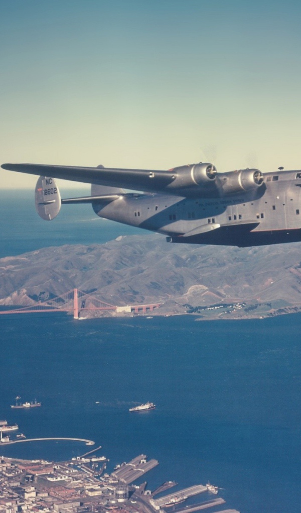 Военно транспортный самолет над Сан-Франциско