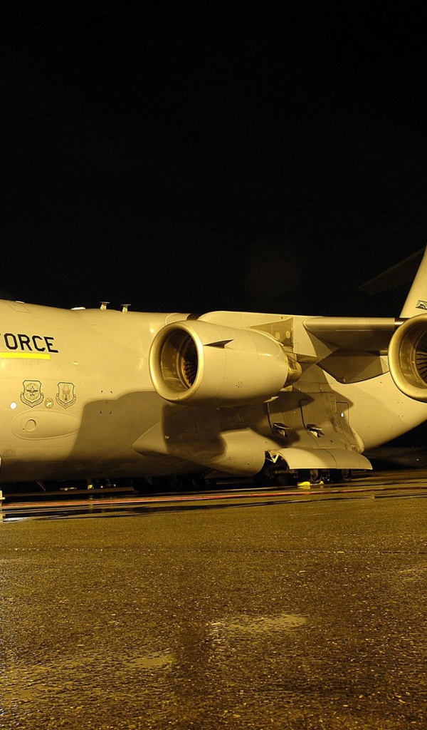 Ночное фото транспортного самолета C-17 Globmaster
