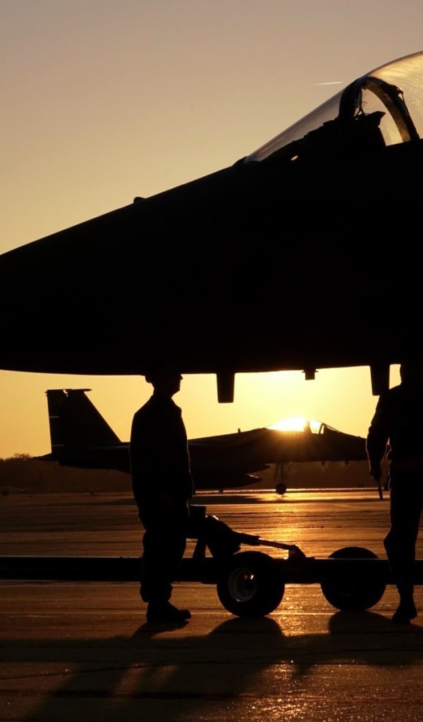 Обслуга самолета F-15 Eagle на базе