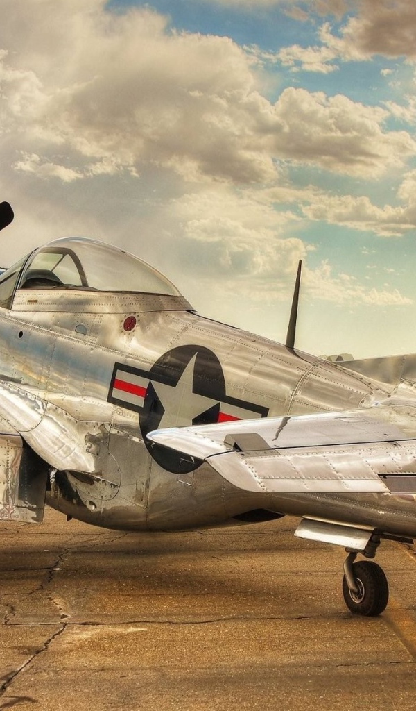 Старый самолет P-51 Mustang американских ВВС