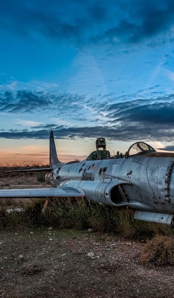 Старый самолет на военном аэродроме