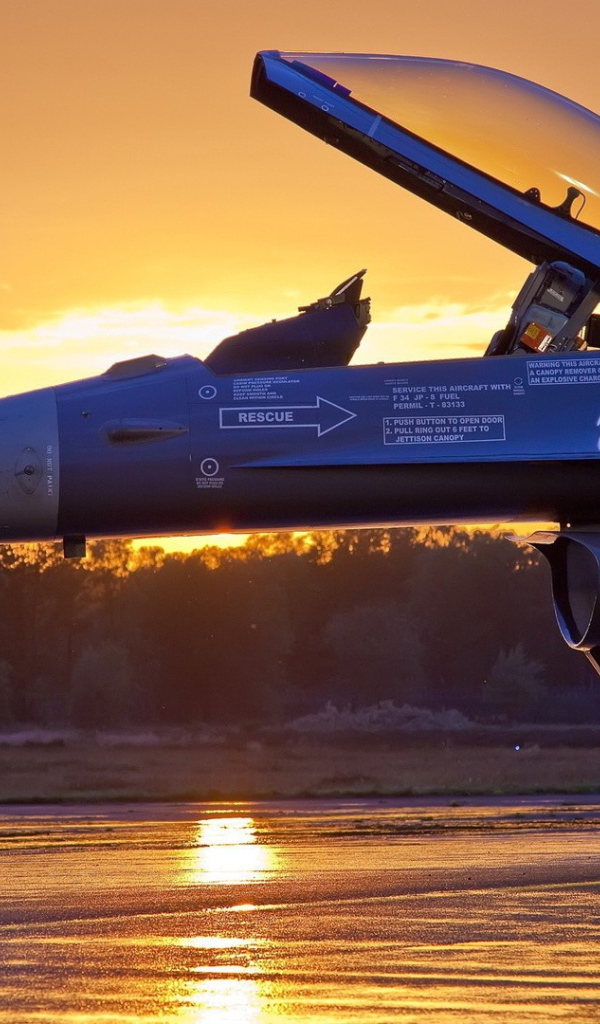 Открытая кабина военного самолета