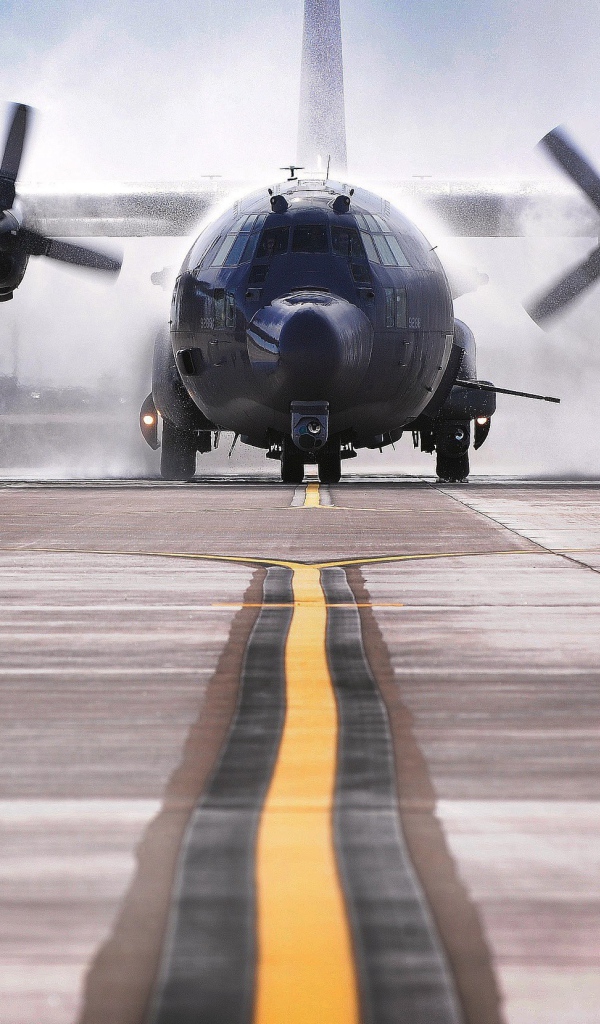 Винты самолета Lockheed C-130 Hercules поднимают пыль