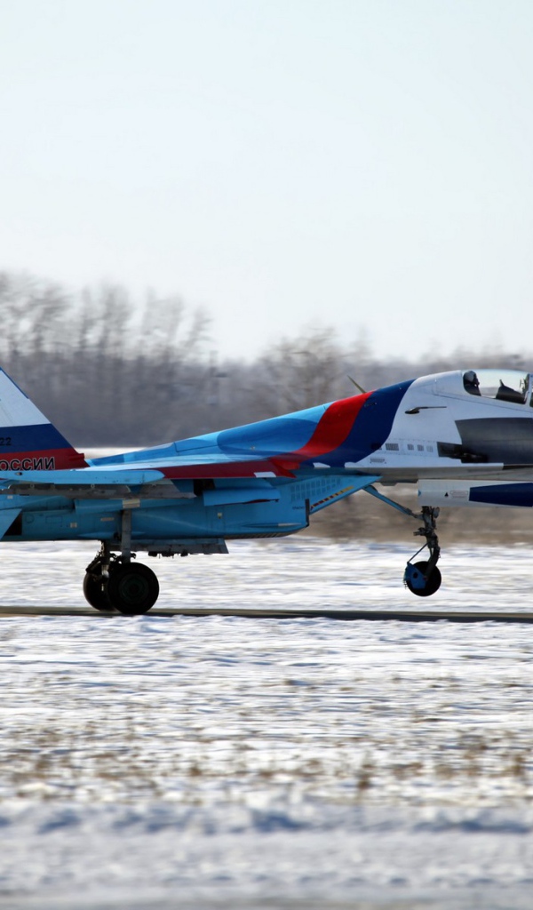 Российский самолет СУ-27 на зимнем аэродроме