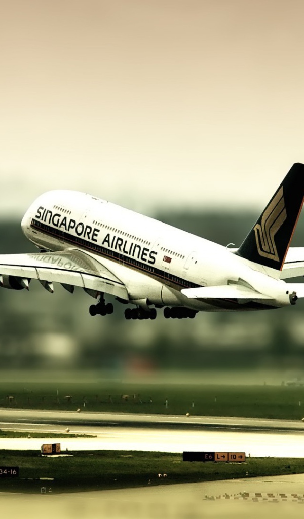 Самолет Сингапурских авиалиний отправляется в рейс
