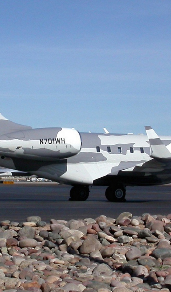 Небольшой самолет в камуфлированной окраске