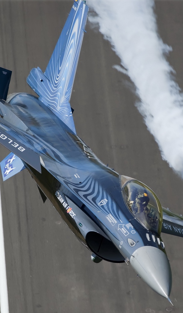 Дымящийся самолет над землей