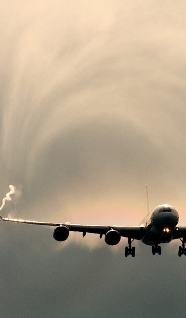 Завихрения дыма позади самолета