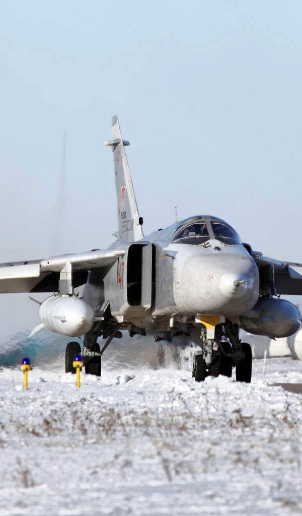 Истребитель Су-24 готовится ко взлету