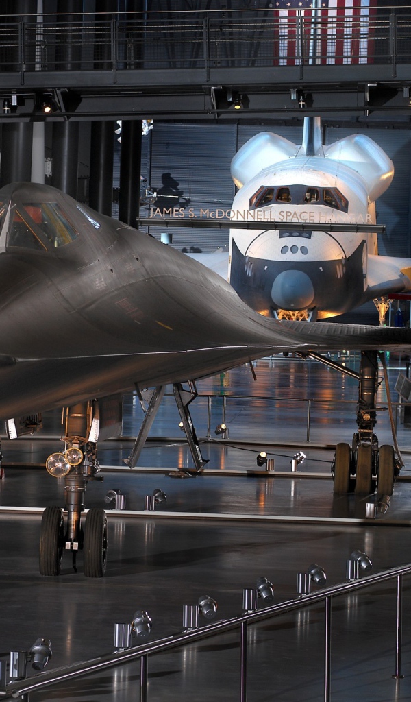 Самолет Lockheed SR-71 на фоне шаттла