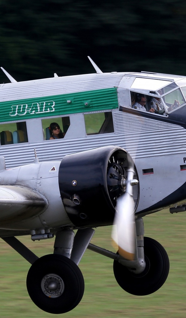 Старинный пассажирский самолет Junkers Ju 52-3m