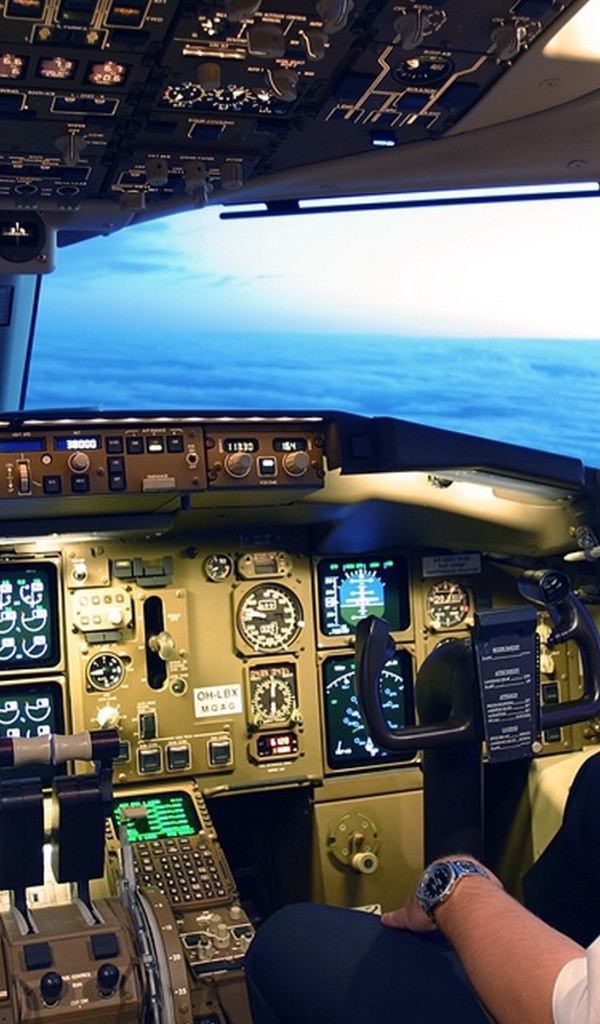 Пилот самолета над облаками