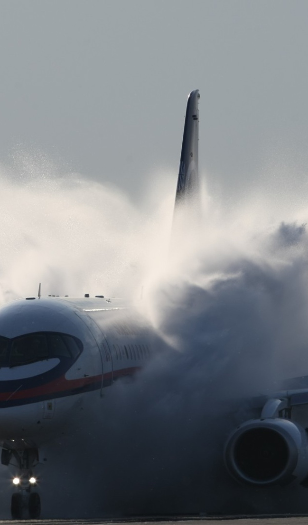 Самолет пролетает облако