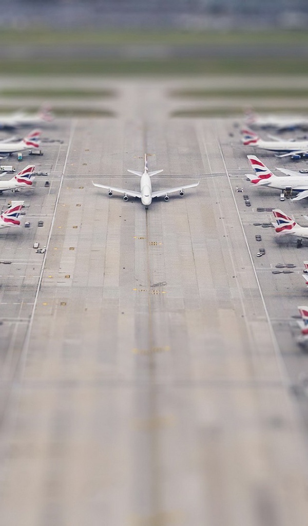 Самолет выруливает на полосу