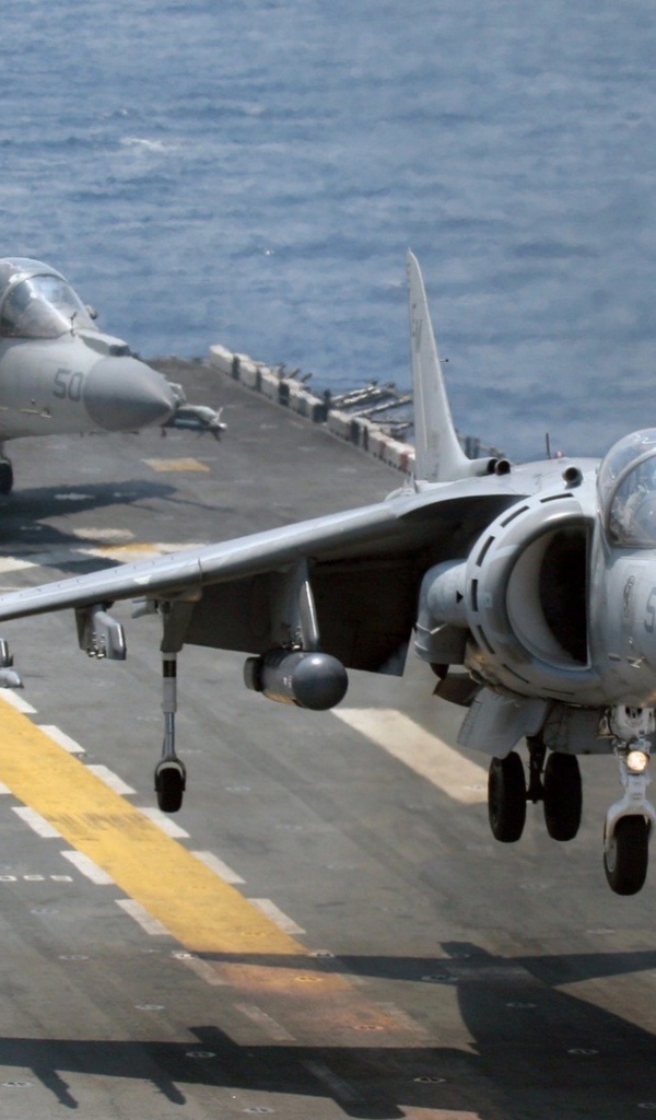 Два истребителя готовятся к старту с авианосца