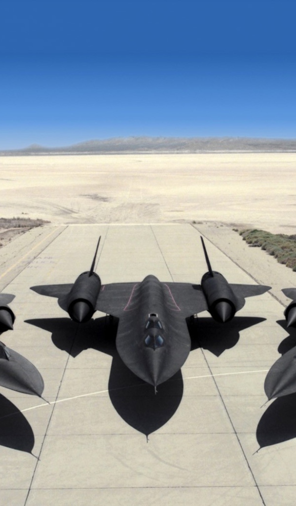 Три военных самолета Lockheed SR-71 Blackbird