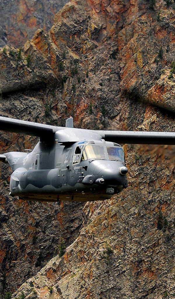 Двухвинтовой вертолет на фоне скал