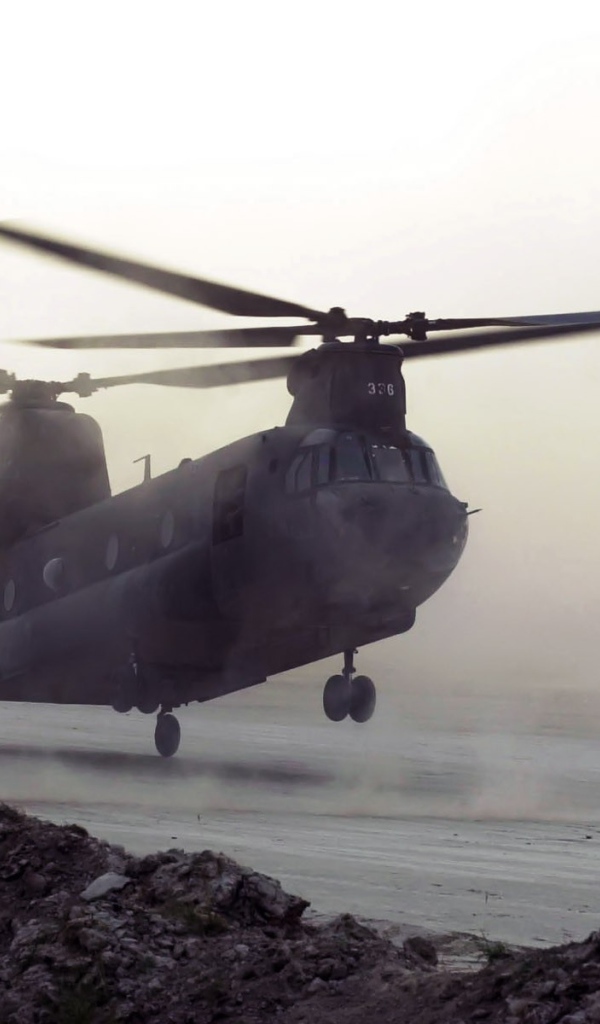 Двухвинтовой вертолет сел на площадку