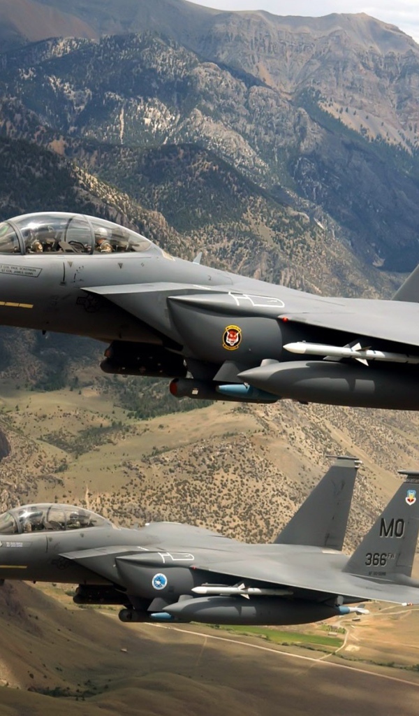 Два истребителя F-15 Eagle в горах