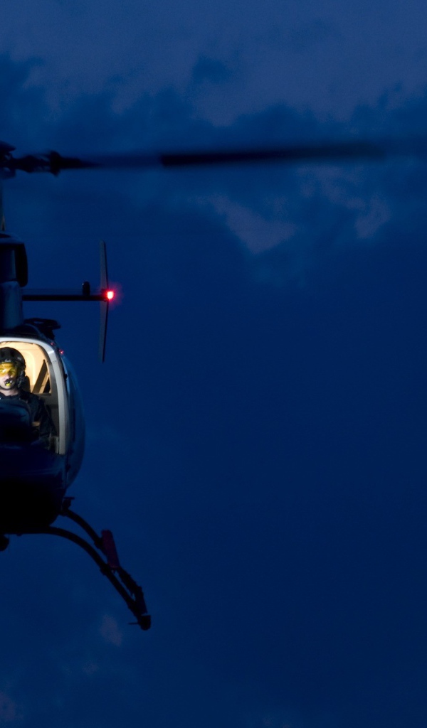 Двое в вертолете на фоне синего неба