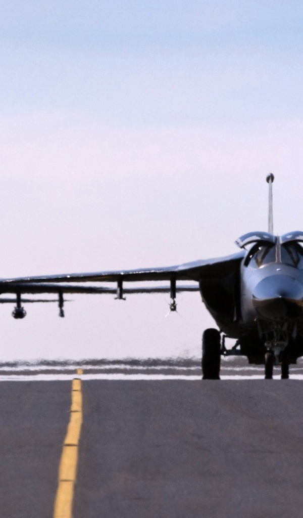 Два военных самолета готовятся к взлету