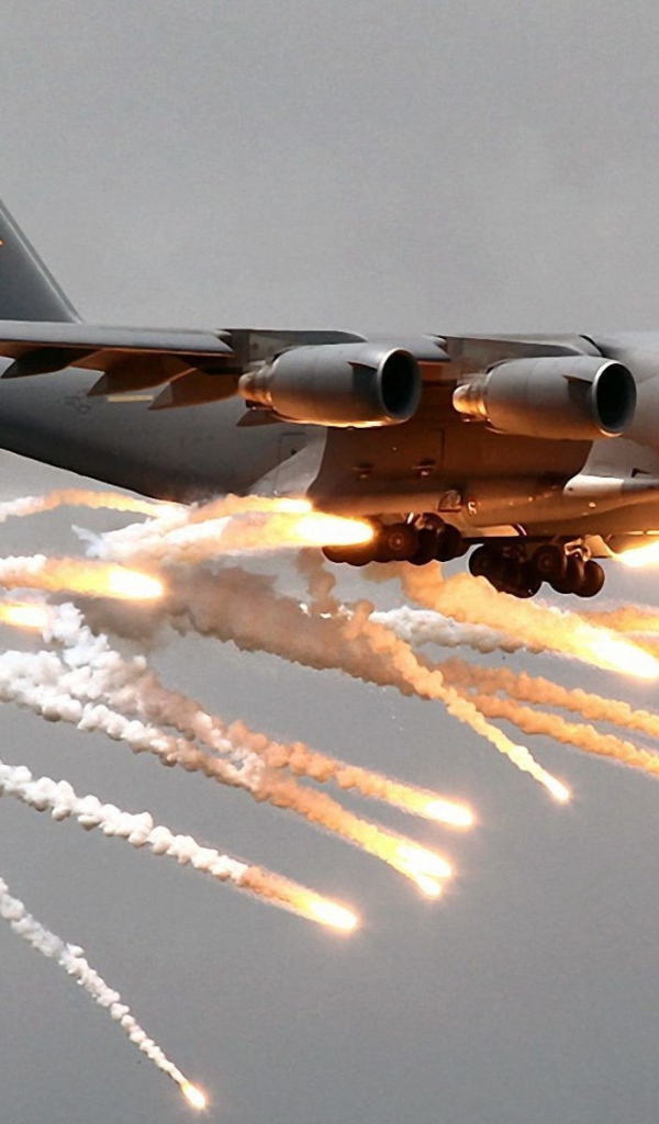 Американский военный самолет произвел бомбометание