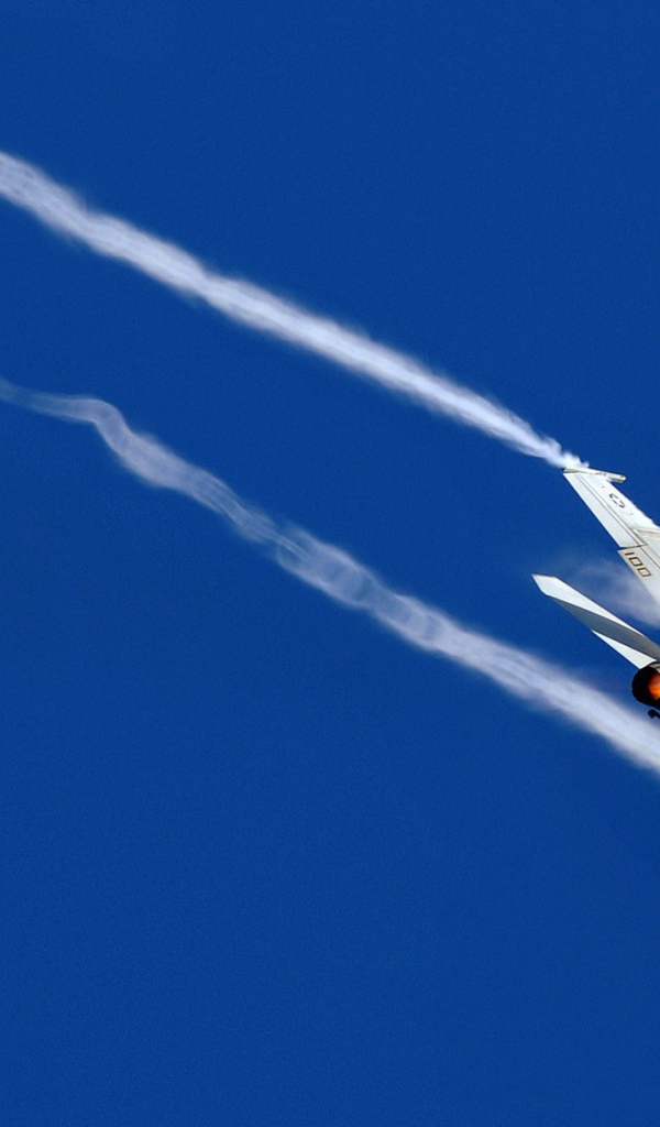 Белый истребитель оставляет за собой след из дыма