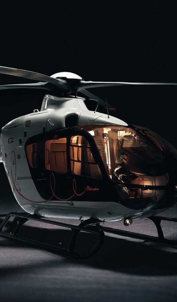 Белый частный вертолет