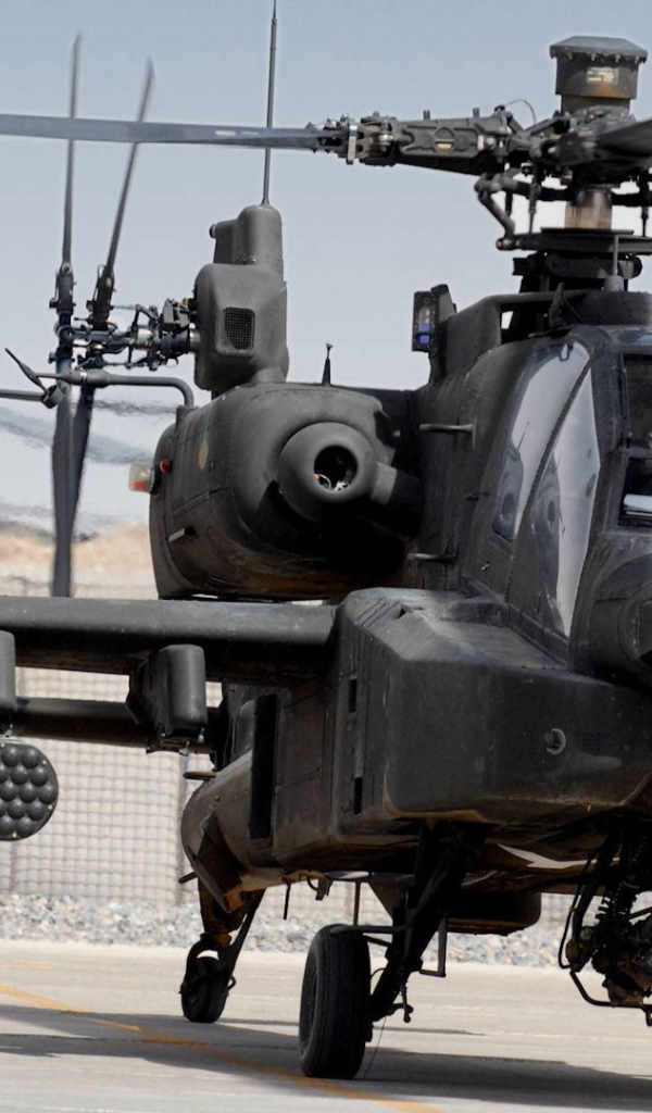 Военный вертолет AH-64 на стоянке
