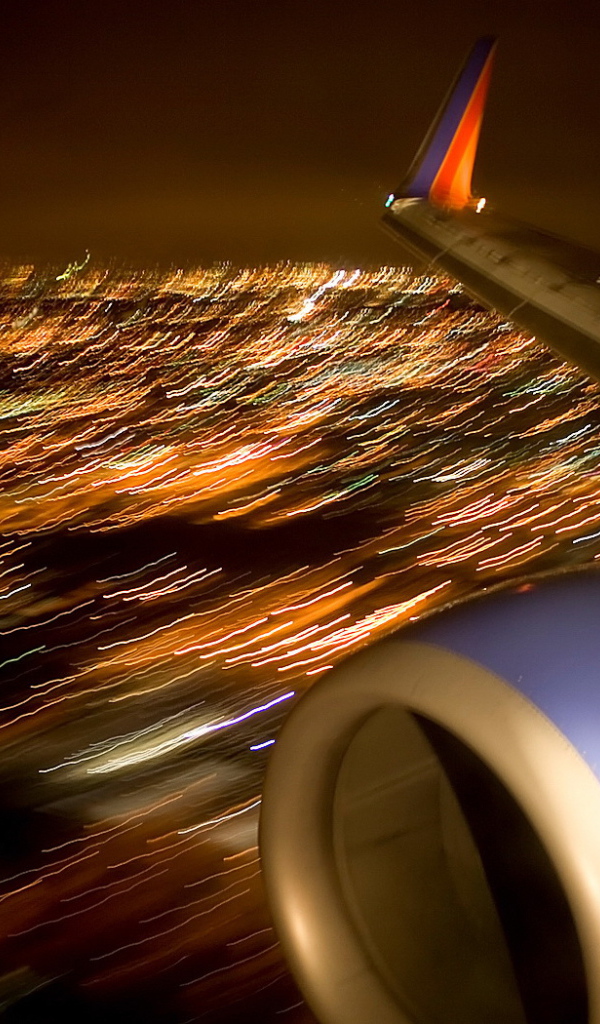 Мотор и крыло самолета