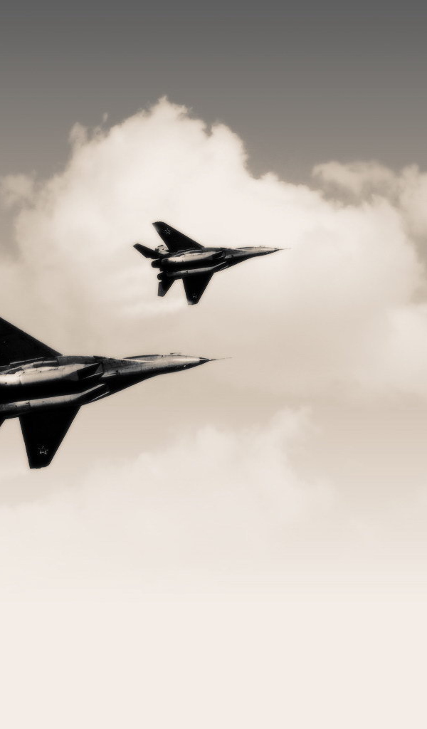 Два самолета в облаках