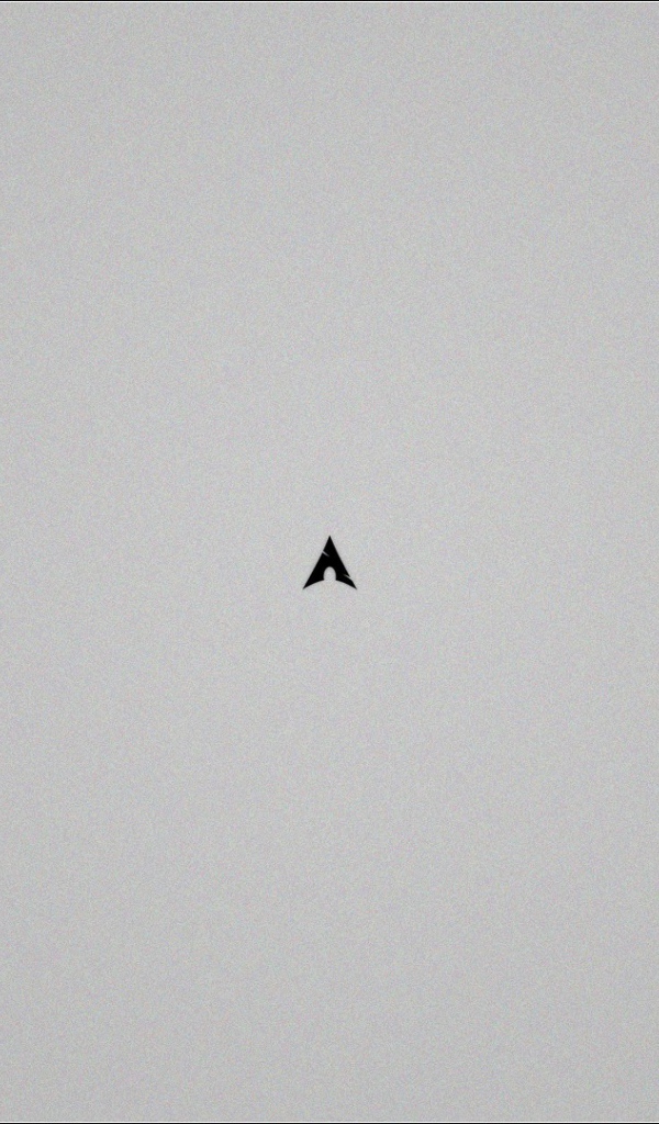 Маленький черный треугольник на сером фоне