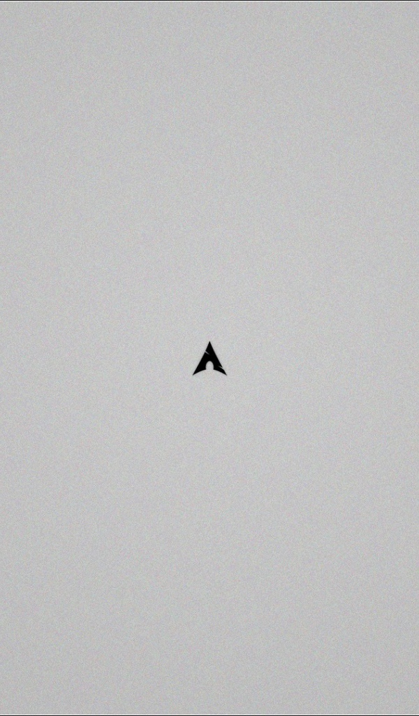 Маленький черный треугольник на сером фоне